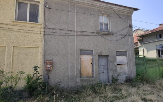 🏡 Две къщи в общ двор – отлична инвестиция до пазара, гр. Търговище