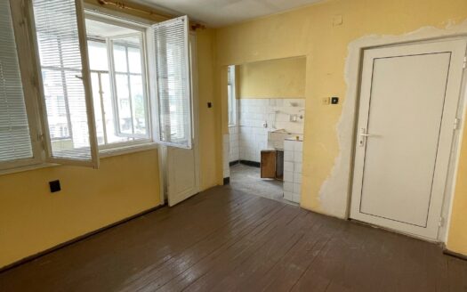 🏡 „Изгоден дом“ предлага ЕКСКЛУЗИВНО втори етаж от къща с гараж и двор в района на Кооперативния пазар, гр. Търговище!