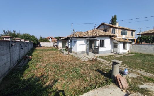 🏡 „Изгоден дом“ предлага за продажба къща с двор в гр. Търговище